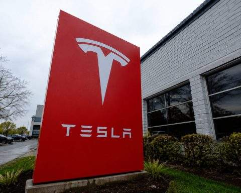 Tesla jumps on SpaceX merger chatter, market shrugs off Musk cash ties