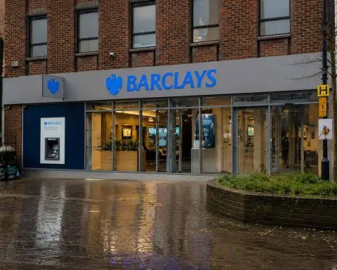 Barclays PLC (LON:BARC) Drops 5% Despite Profit Exceeding Expectations Amid Cost Concerns