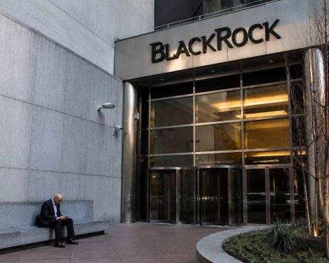 BlackRock (NYSE: BLK) shares climb as active flows support fee income