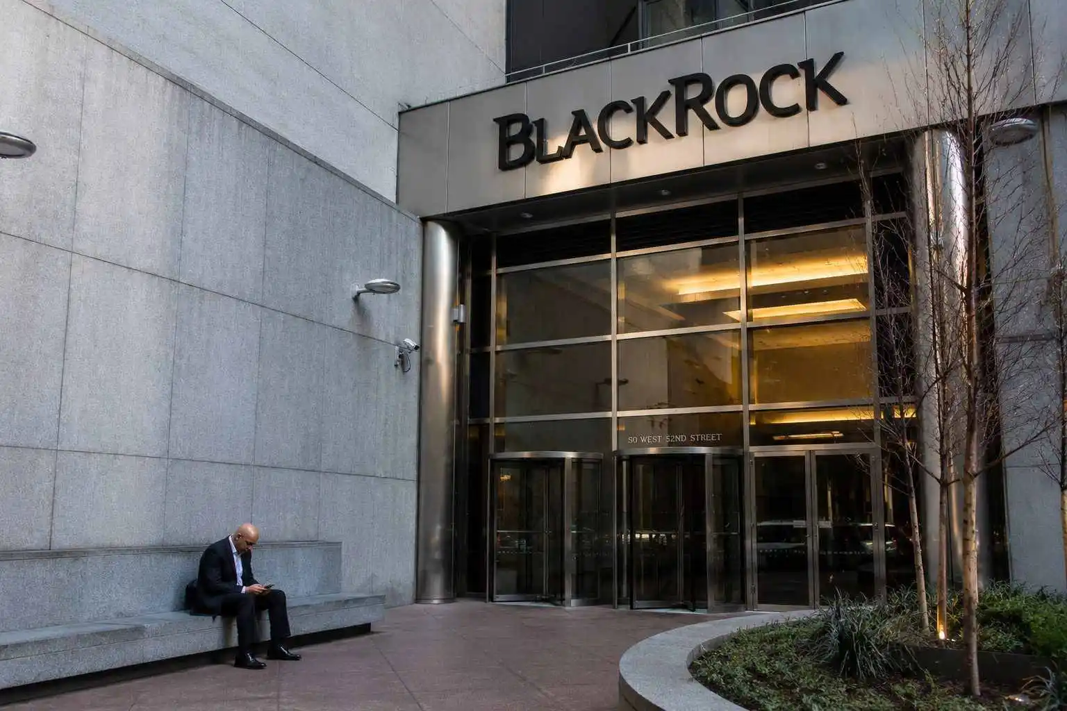 BlackRock (NYSE: BLK) shares climb as active flows support fee income
