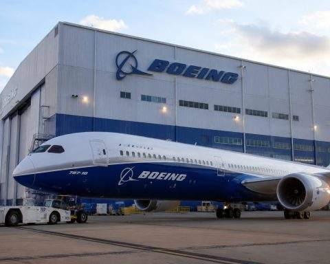 Boeing (NYSE:BA) Shares Climb as Cash Flow Outlook Counters Increased Loss