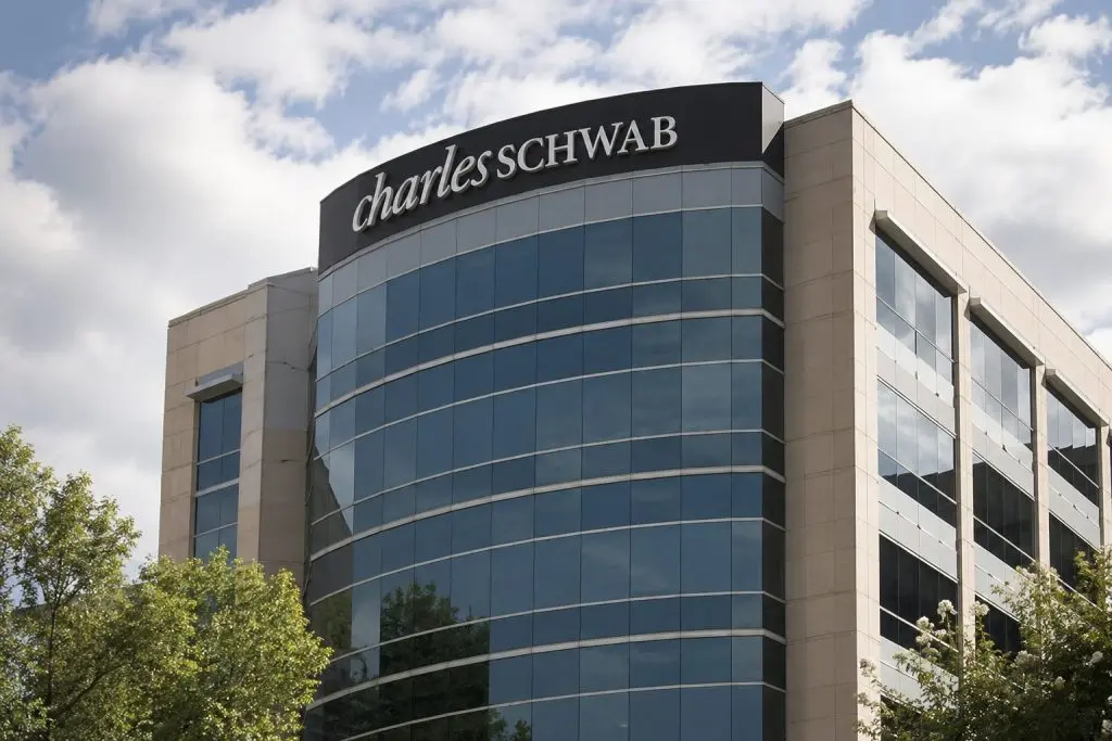 Charles Schwab (NYSE:SCHW) Outlook Moves From Trading Surge to Fed Rate Impact