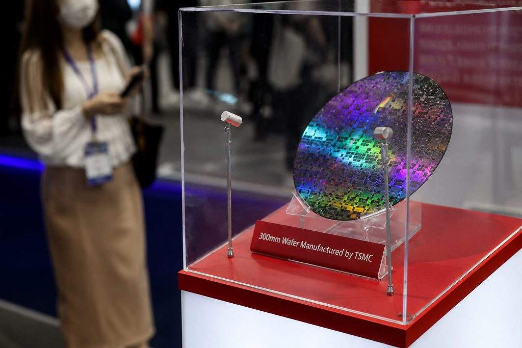 Chip Stocks Slide as TSMC’s AI Mix Exposes a Spending-Growth Risk