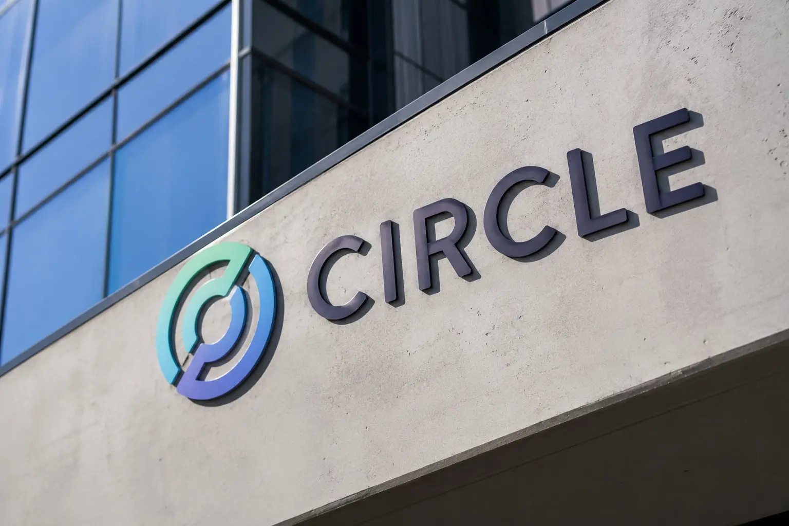Circle stock slips on short holiday week, traders flag reserve-yield risk signals