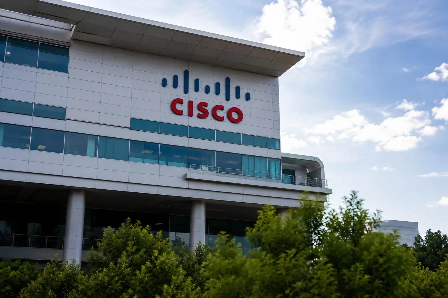 Cisco (NASDAQ:CSCO) drops $4.32 in short week, dividend in focus