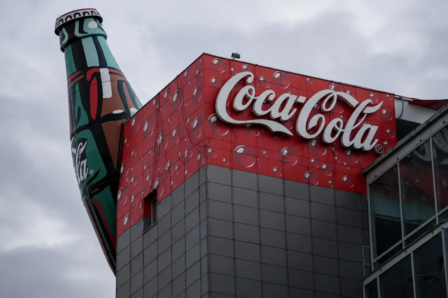 Coca-Cola (NYSE:KO) Shares Rise Before Market Open Following Q2 Volume Gains and Upgraded Outlook