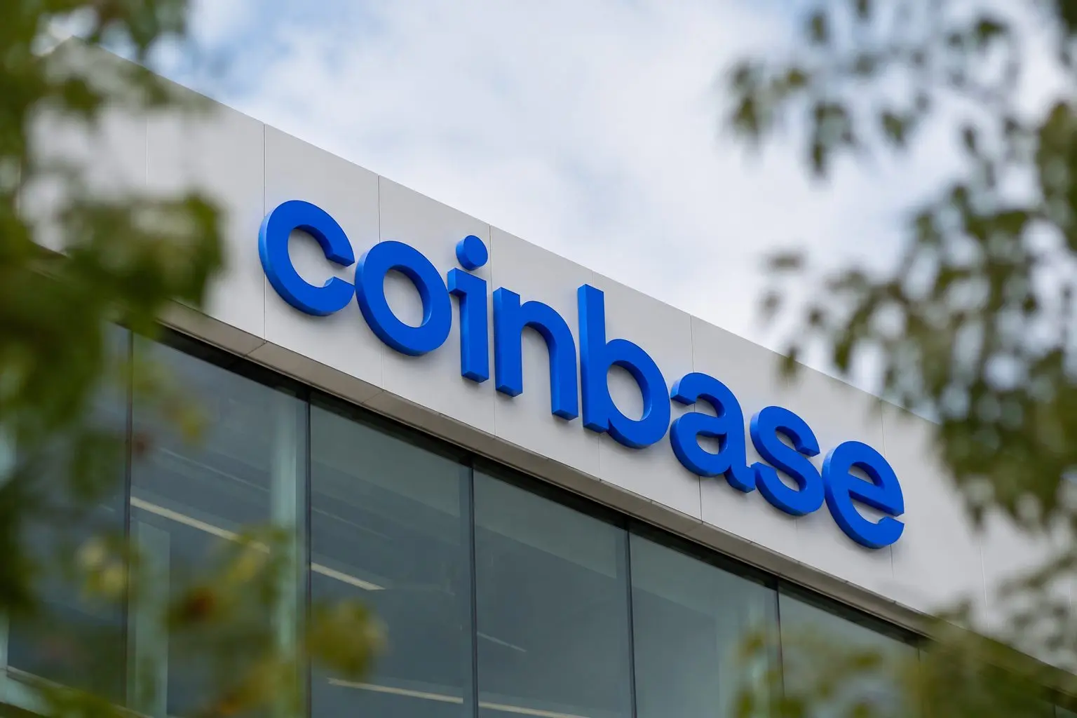 Coinbase (NASDAQ:COIN) grimpe de 9,8 % alors que les perspectives du Clarity Act alimentent l’optimisme politique