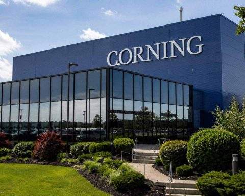 Corning (NYSE:GLW) Drops Nearly 17% Premarket as Q3 Revenue Approaches $20 Billion Target