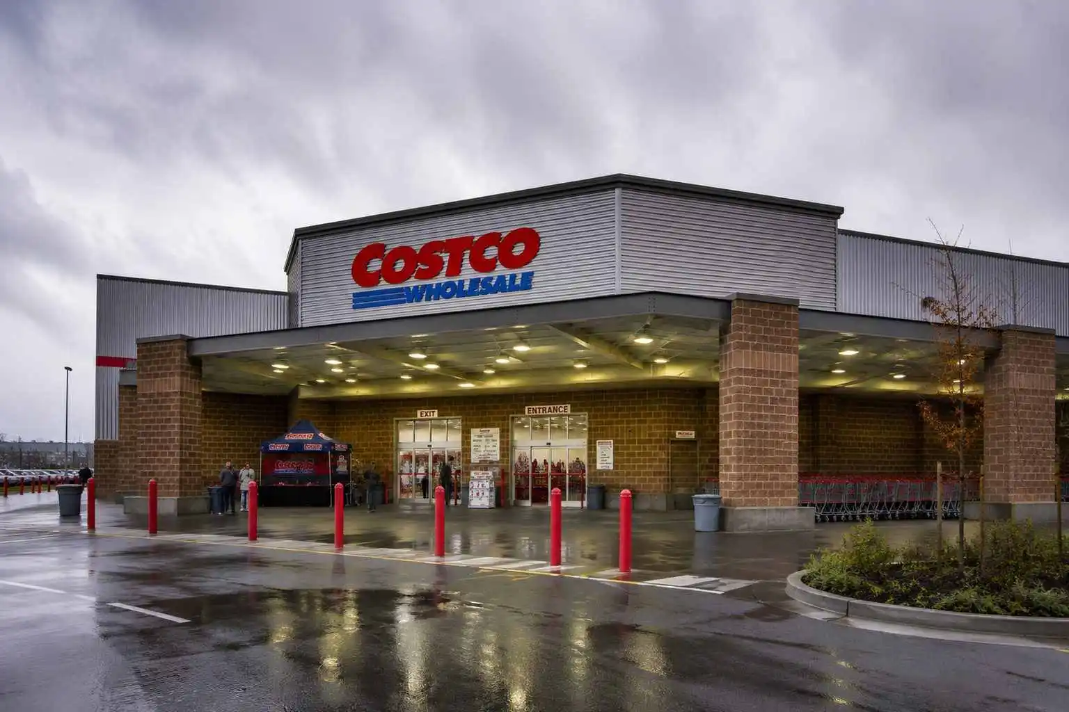 Costco (NASDAQ:COST) trades at close to triple Dollar General (NYSE:DG) on Bernstein retail note