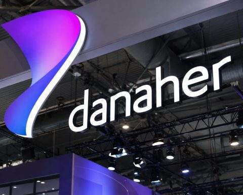 Danaher (NYSE:DHR) Shares Rebound 50% From Post-Earnings Drop, Yet $100 Million Delay Puts Recovery to Test