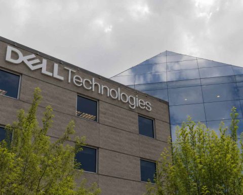 Dell Technologies (NYSE:DELL) Rises 5.7% After Hours as AI-Server Margins Point Higher
