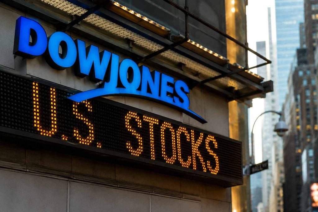 Dow Jones Rises 262 Points; Broad Blue-Chip Strength Counters Semiconductor Weakness