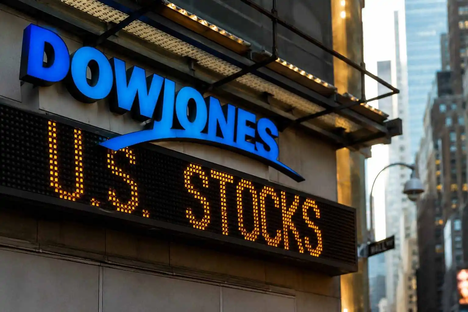 Dow Jones Rises 262 Points; Broad Blue-Chip Strength Counters Semiconductor Weakness