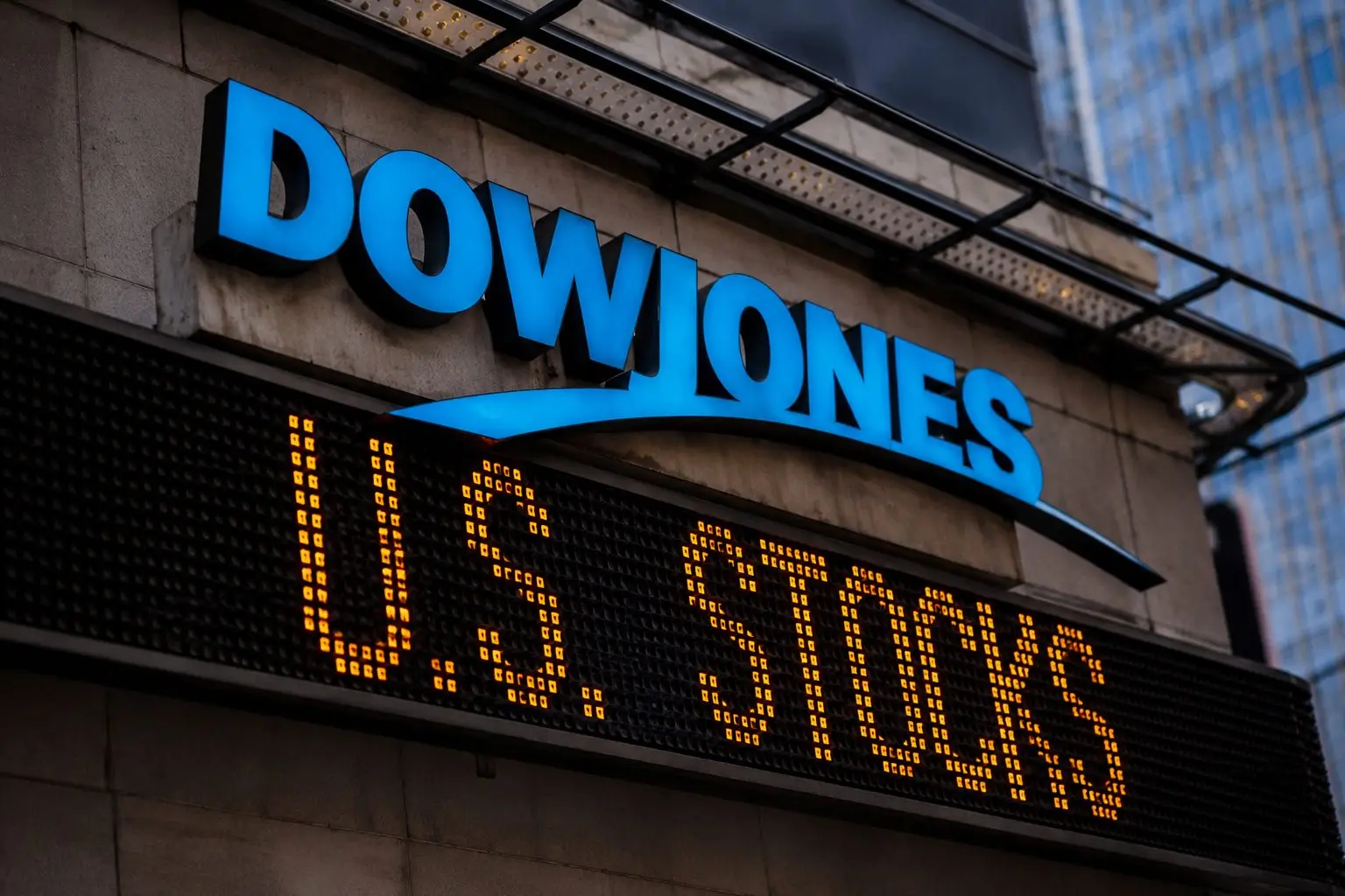 Dow sets new record close as Apple and Amgen help blue chips, AI stocks lag