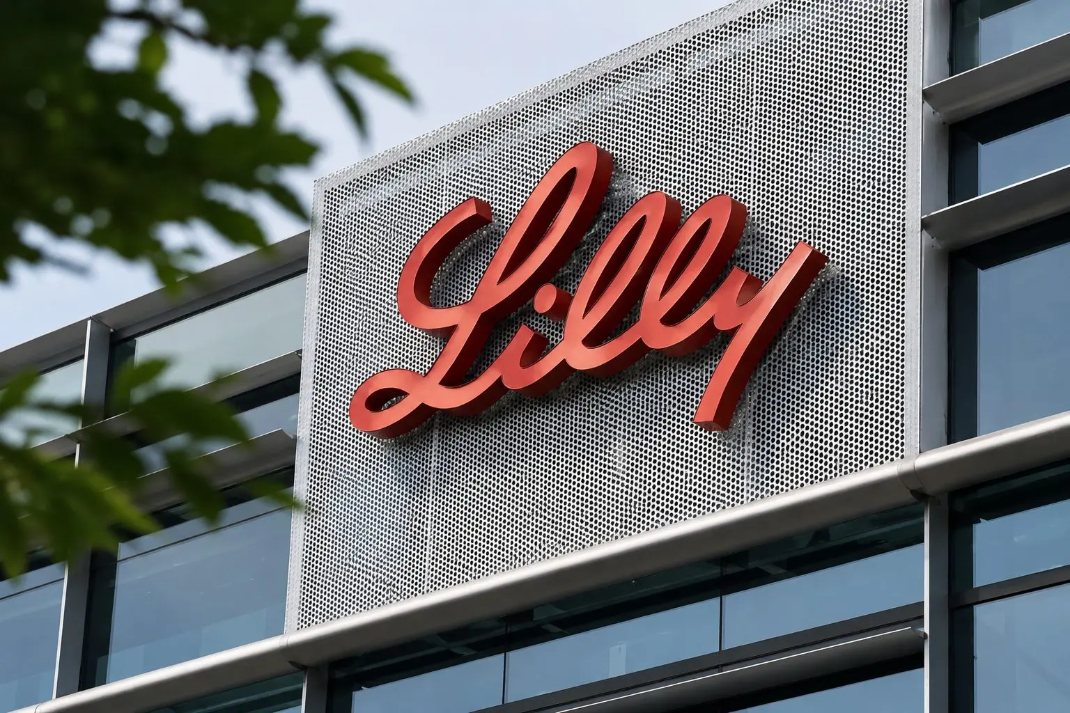 Eli Lilly (NYSE:LLY) Shares Rise After Atai Partnership Could Unlock $1 Billion in Milestones
