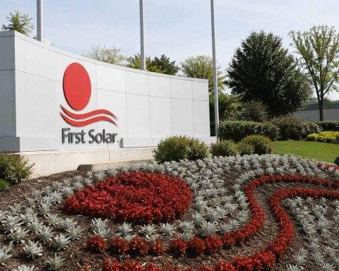 First Solar (NASDAQ:FSLR) climbs following profit beat, tariff refund bolsters margin