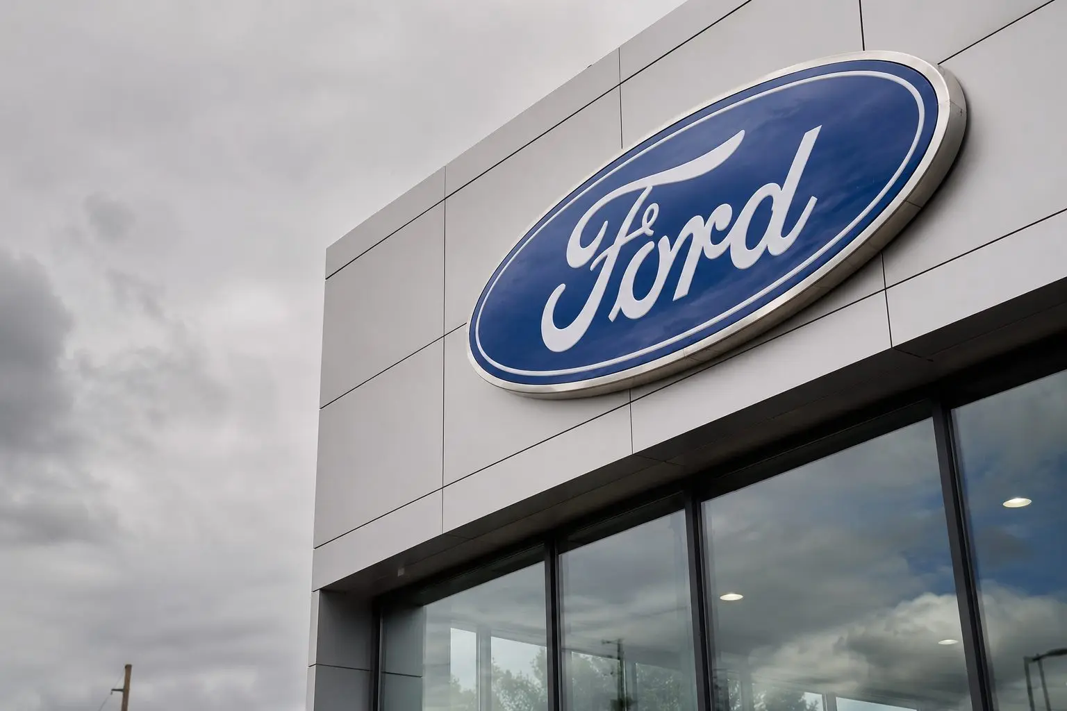 Ford (NYSE:F) rises as Q2 outlook meets F-Series inventory shift
