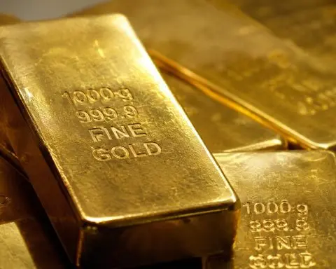 Gold nears JPMorgan Q3 cap with Fed hike odds steady