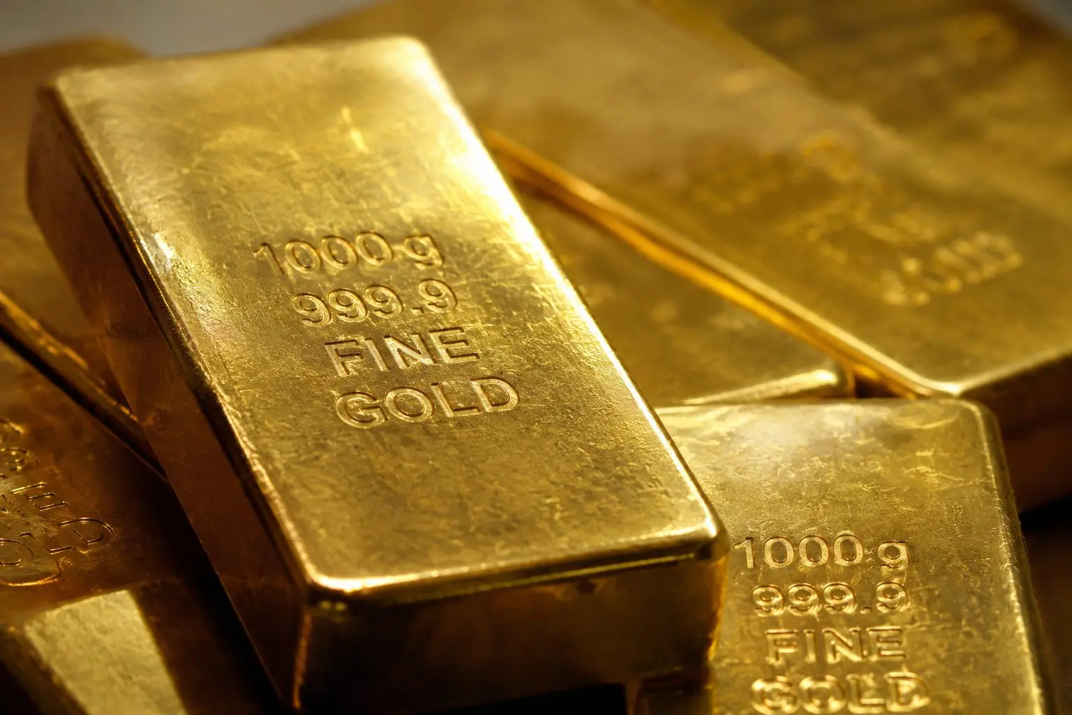 Gold nears JPMorgan Q3 cap with Fed hike odds steady