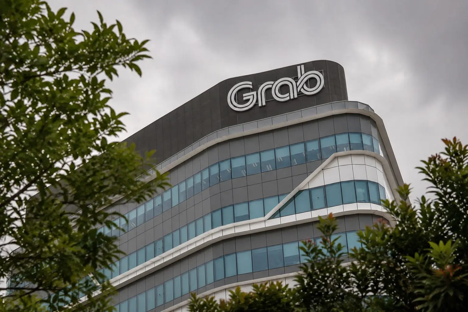 Grab Holdings (NASDAQ:GRAB) advances 1.8% as Q2 margin outlook challenges expectations