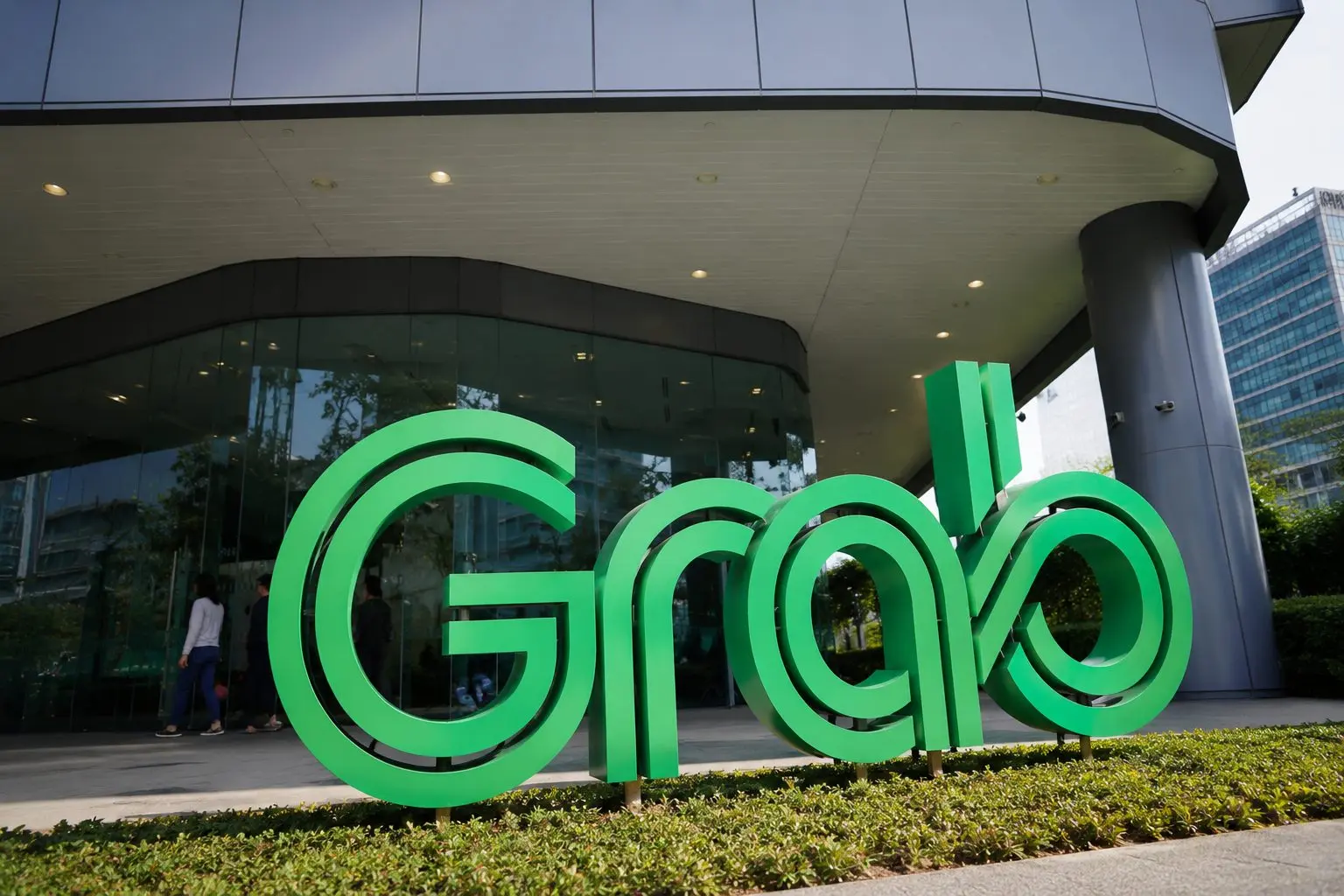 Grab Holdings Stock (NASDAQ:GRAB) Drops 9% as Uber Deal Tests Incentive Discipline