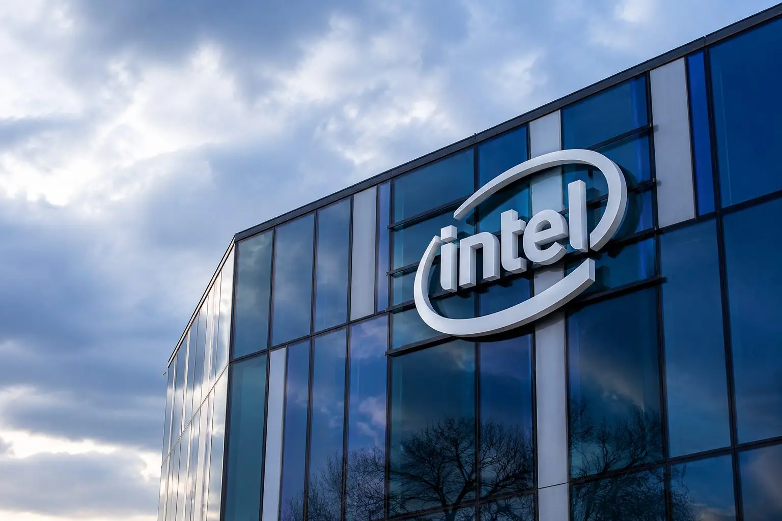 Intel (NASDAQ:INTC) stock sees quick turnover as traders exit ahead of Q2 results