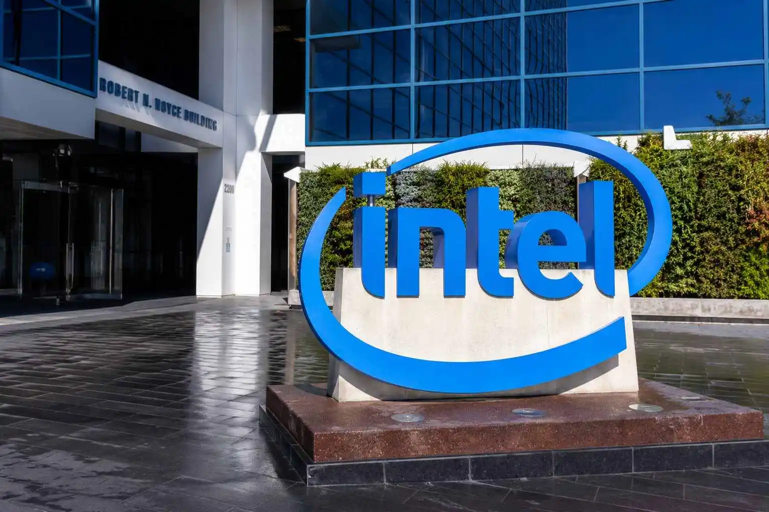 Intel Corporation (NASDAQ:INTC) Shares Fall After Earnings Beat, External Foundry Yields 5% of Revenue
