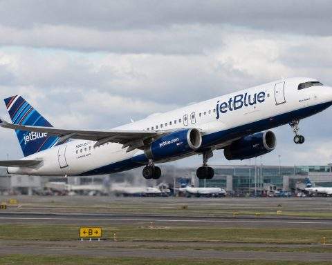 JetBlue Airways (NASDAQ:JBLU) shares gain as lower oil prices turn spotlight to Q3 earnings