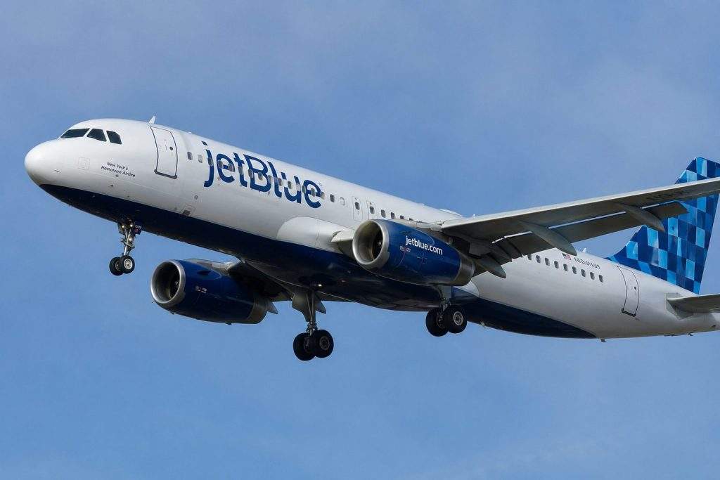 JetBlue (NASDAQ:JBLU) shares rise 6% as fares offset fuel costs, while debt load puts 2028 pressure