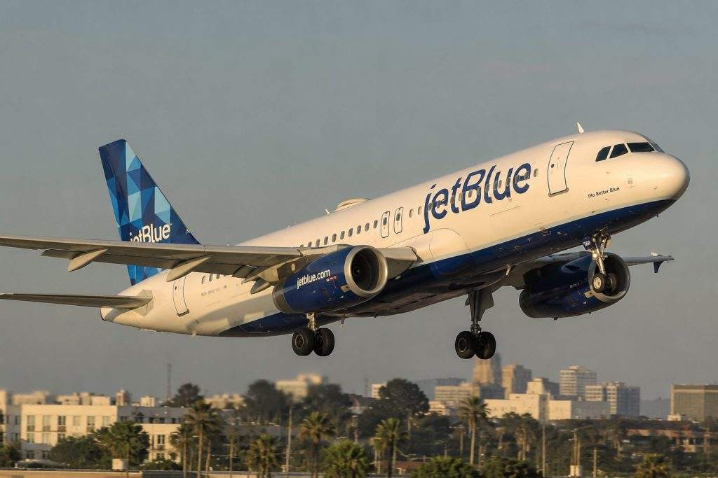 JetBlue (NASDAQ:JBLU) trades above analyst targets after Raymond James downgrade