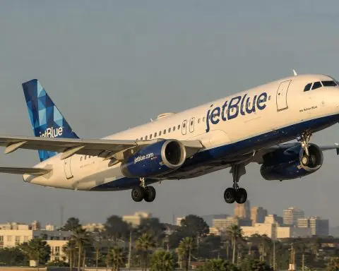 JetBlue (NASDAQ:JBLU) trades above analyst targets after Raymond James downgrade