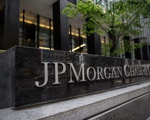 JPMorgan Chase (NYSE: JPM) Guidance Trade-Off Tests Its Valuation Premium