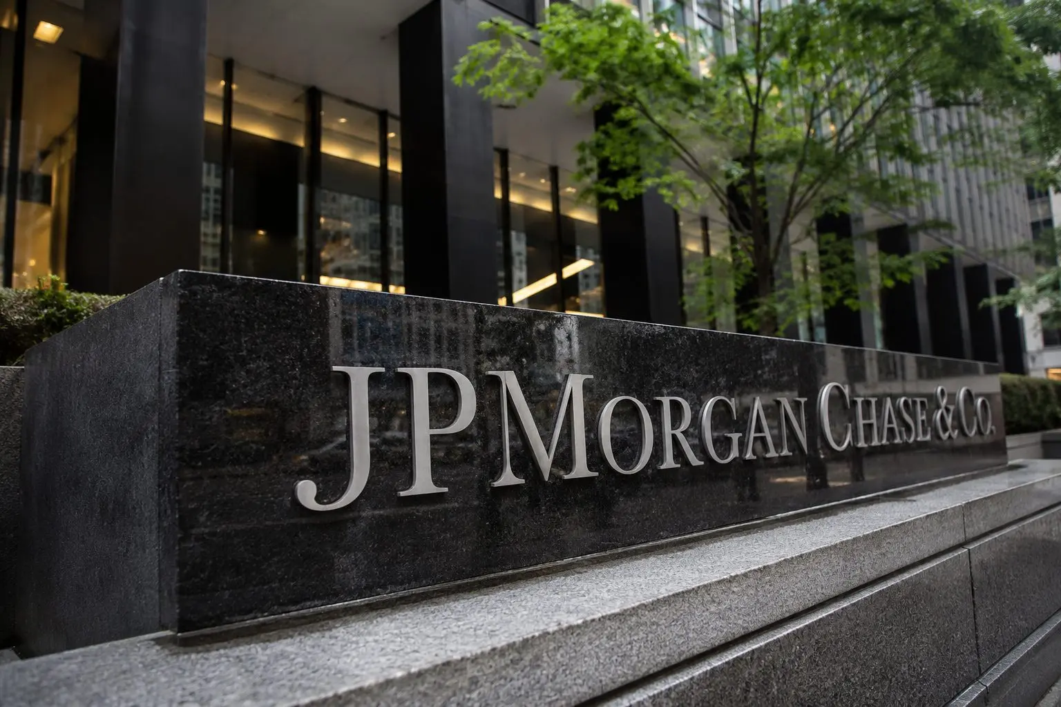 JPMorgan Chase (NYSE: JPM) Guidance Trade-Off Tests Its Valuation Premium