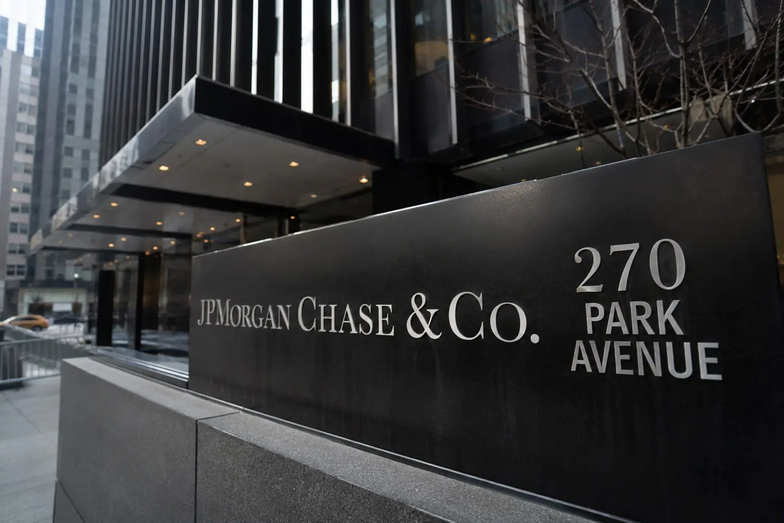 JPMorgan Chase (NYSE:JPM) Approaches $1 Trillion Mark Amid Growing Capital Requirements