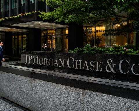 JPMorgan (NYSE:JPM) nears 52-week high, last 2% step tops Q1 profit