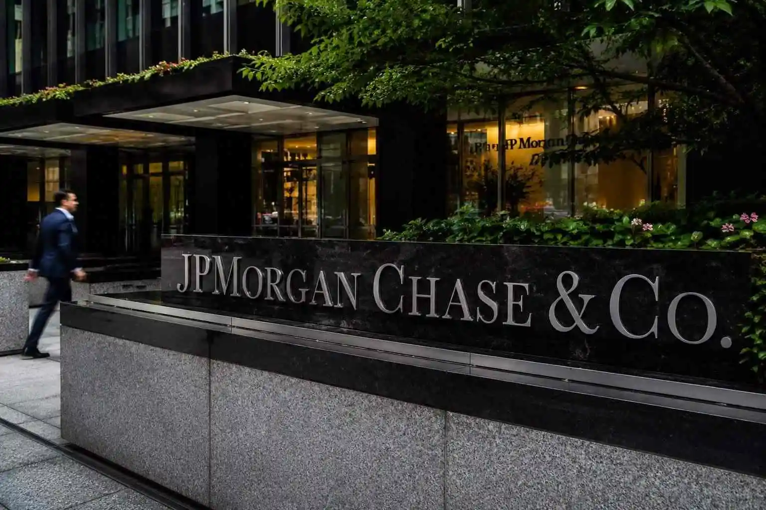 JPMorgan (NYSE:JPM) edges close to 52-week high after Q1 profit beat