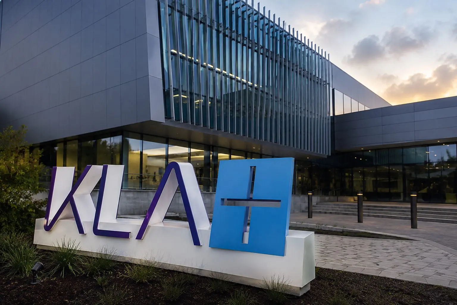 KLA (NASDAQ:KLAC) shares fall after cash flow fails to keep pace with AI-driven revenue increase