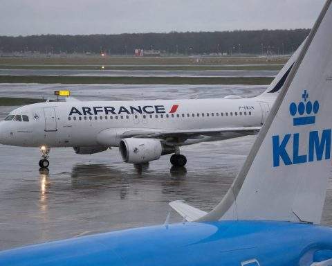 KLM KL706 Touches Down Following Diversion to Tenerife; Air France-KLM Shares Under Pressure from Fuel Prices