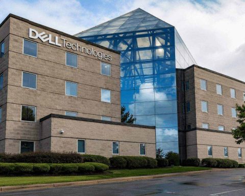 Las acciones de Dell (NYSE:DELL) caen mientras se destaca la concentración de clientes de servidores de IA