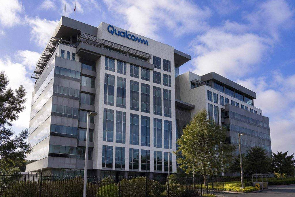 Las acciones de Qualcomm (NASDAQ:QCOM) caen mientras la debilidad en teléfonos móviles desafía su estrategia de expansión