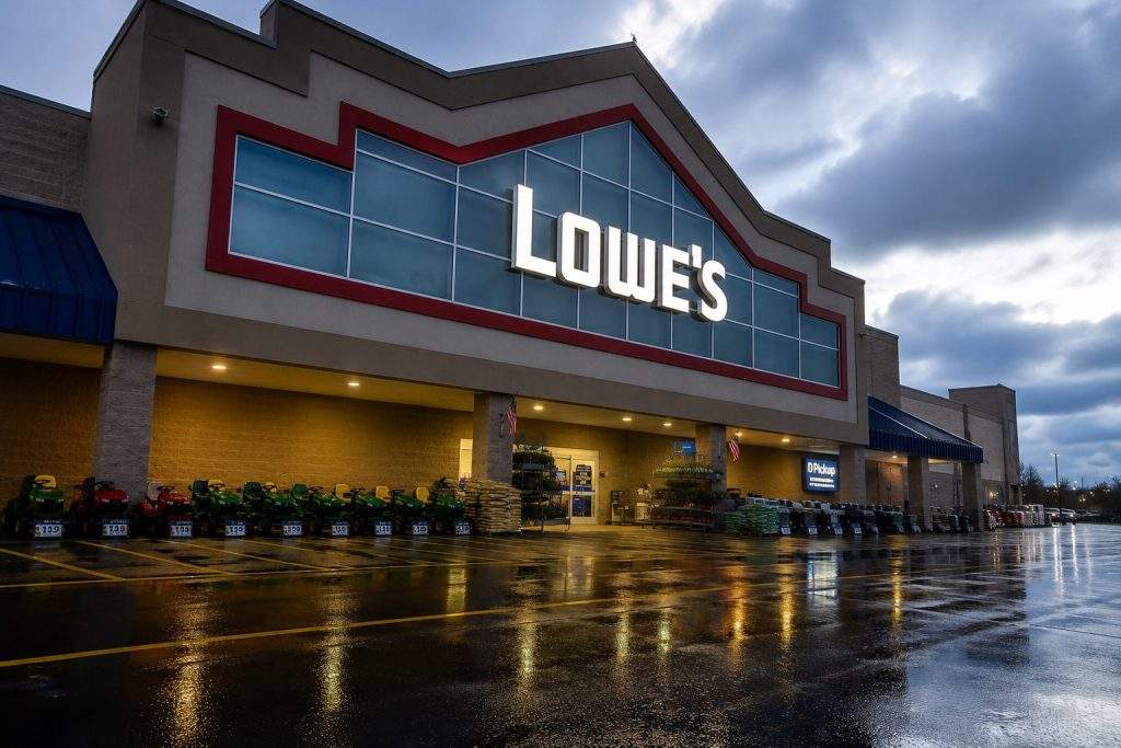 Lowe’s Companies (NYSE:LOW) trades at a 26% discount despite growth in EPS