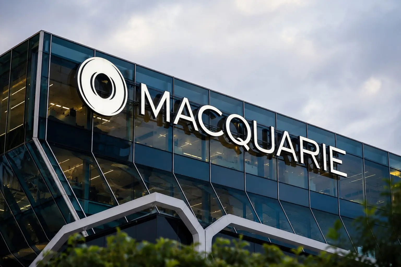 Macquarie Group (ASX:MQG) trades at record high as oil swings Macquarie Group (ASX:MQG) trades at record high as oil swings