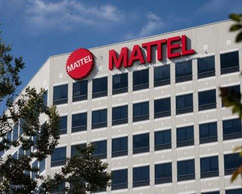 Mattel (NASDAQ:MAT) Steady After Two Analyst Cuts; Buyback Could Hit 5%