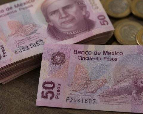 Mexican Peso Trades Close to 17.42 Ahead of Year-End Projections, Carry Trade in Focus