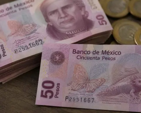 Mexican Peso Trades Close to 17.42 Ahead of Year-End Projections, Carry Trade in Focus