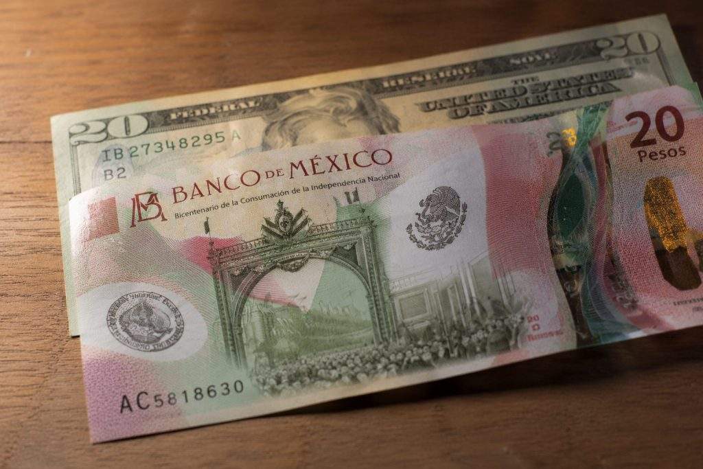 Mexican peso loses 0.34%, erasing six weeks of carry gains as dollar strengthens