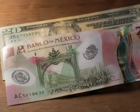 Mexican peso loses 0.34%, erasing six weeks of carry gains as dollar strengthens