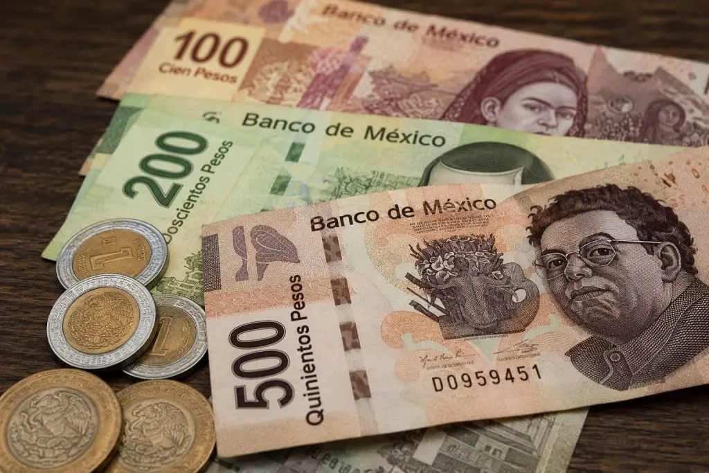 Mexico Peso Takes 9% Oil Hit, Giving Up Month’s Carry