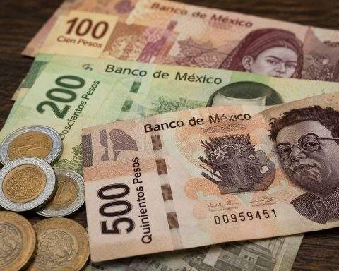Mexico Peso Takes 9% Oil Hit, Giving Up Month’s Carry