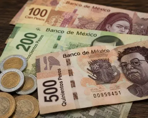 Mexico Peso Takes 9% Oil Hit, Giving Up Month’s Carry